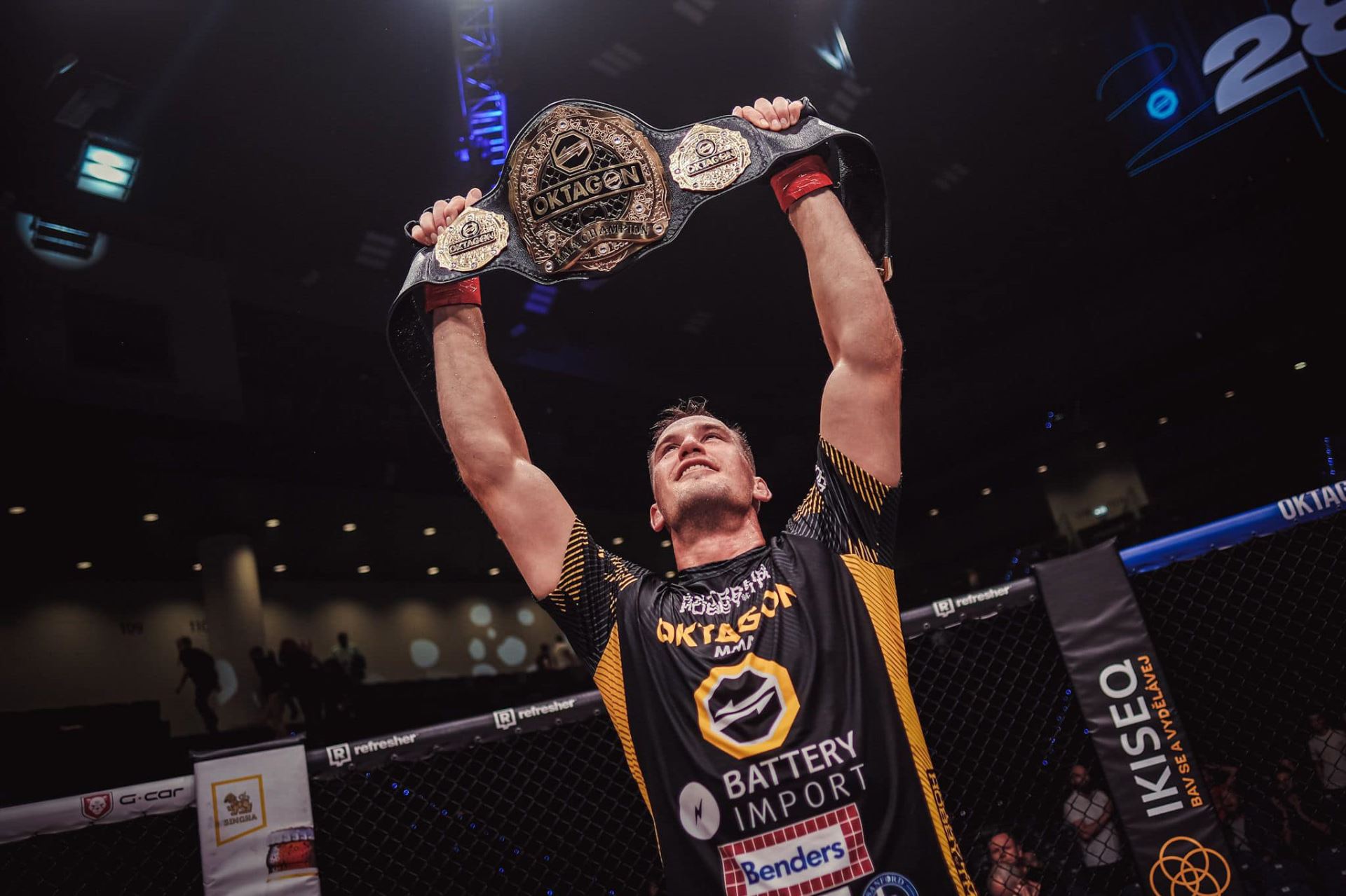 Viktor Pešta se stal prvním šampionem polotěžké divize organizace OKTAGON MMA